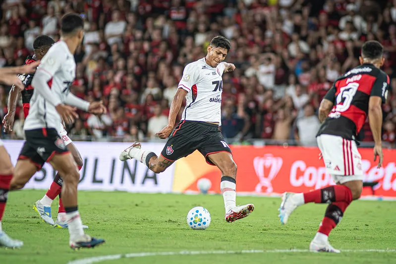 Vitória aciona CBF após polêmicas em derrota para o Flamengo no Maracanã (Foto: Victor Ferreira/ECV)