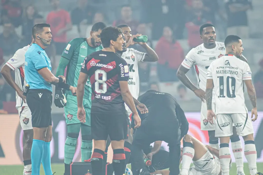 Presidente do Vitória ataca arbitragem após derrota contra o Athletico-PR: "Escândalo" (Foto: Victor Ferreira/ECV)
