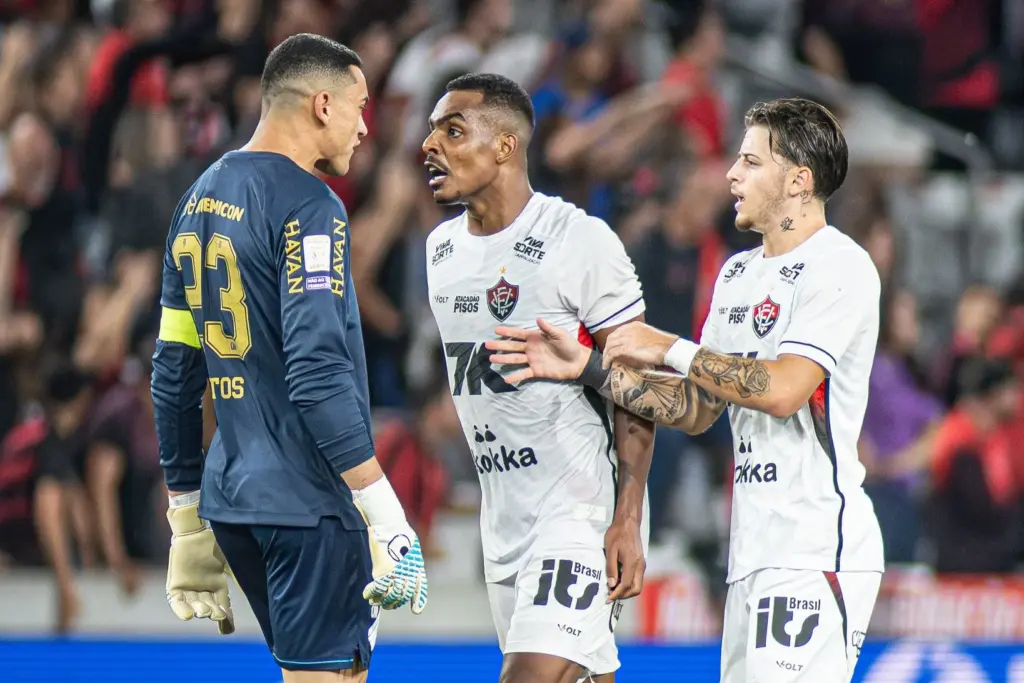 Presidente do Vitória ataca arbitragem após derrota contra o Athletico-PR: "Escândalo" (Foto: Victor Ferreira/ECV)