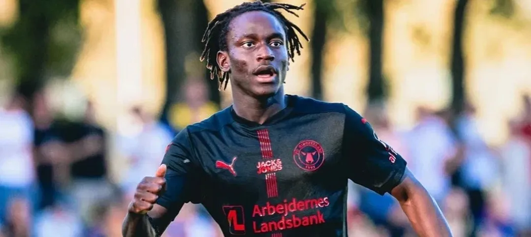 Alamara Djabi em ação (Foto: Divulgação-Midtjylland)