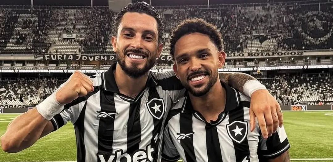 Alex Telles e Vitinho, laterais do Botafogo (Foto: Vítor Silva-BFR)