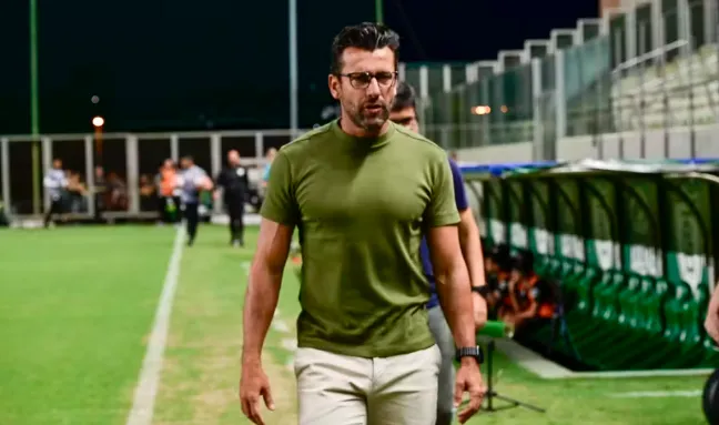 America MG demite Alberto Valentim