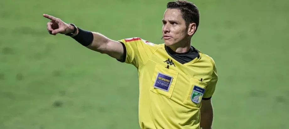 Árbitro Douglas Marques das Flores (Foto: Reprodução-Instagram)