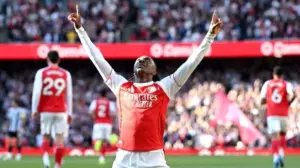 INGLÊS: Arsenal bate Fulham por 3 a 0 e coloca pressão no City