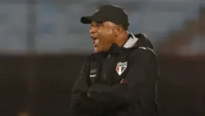 Roger valoriza vitória do São Paulo na Sul-Americana e destaca testes no elenco