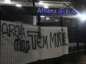 Torcida do Corinthians provoca Palmeiras no Allianz: ' Nu tem Mundial'