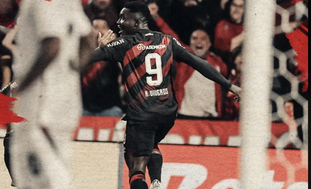 Athletico 3 x 1 Vitória - Furacão arrasa no fim e sobe para o 5º lugar do Brasileirão