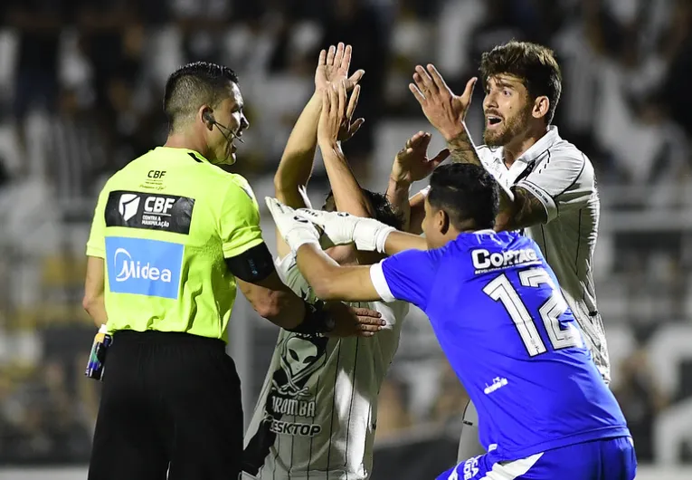 Ponte Preta estuda acionar a CBF após polêmica do VAR