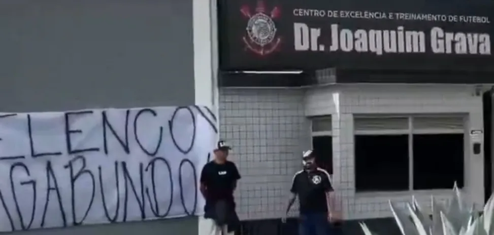 Torcida do Corinthians protesta no CT Joaquim Grava (Foto: Reprodução-X)