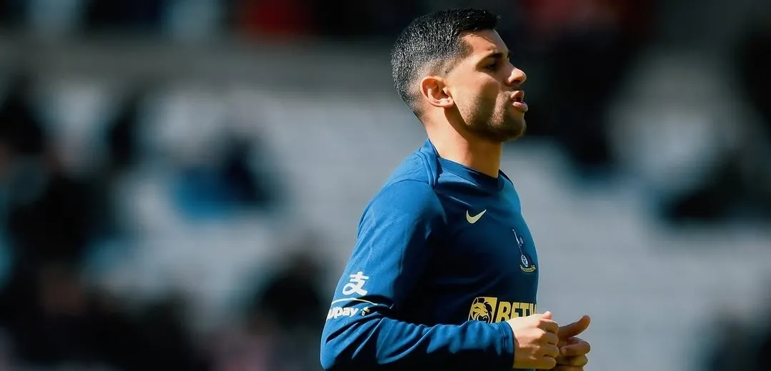 Cristian Romero durante aquecimento (Foto: Divulgação-Tottenham)