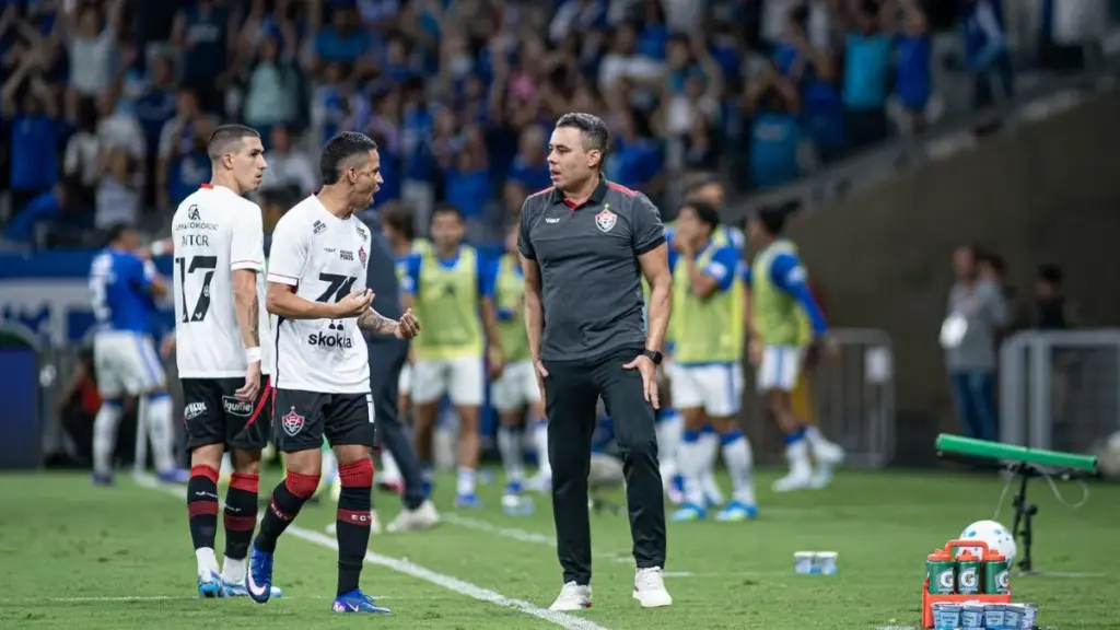 Vitória visita Chapecoense em crise para encerrar jejum como visitante