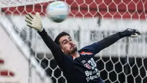 Gabriel Souza se firma na meta do Santa Cruz e recebe elogios de Claudinei