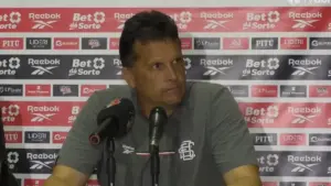 Claudinei exalta entrega do Santa Cruz em vitória marcada por temporal