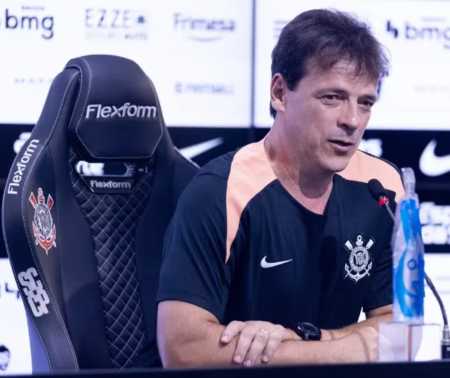 Diniz defende saída de bola de Hugo e cita Fábio