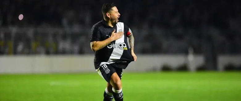 Élvis em ação pela Ponte Preta (Foto: Marcos Ribolli-PontePress)