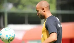 Lucas foi reintegrado ao elenco em treino do São Paulo