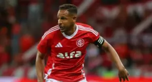 Ex-Internacional anuncia aposentadoria aos 38 anos