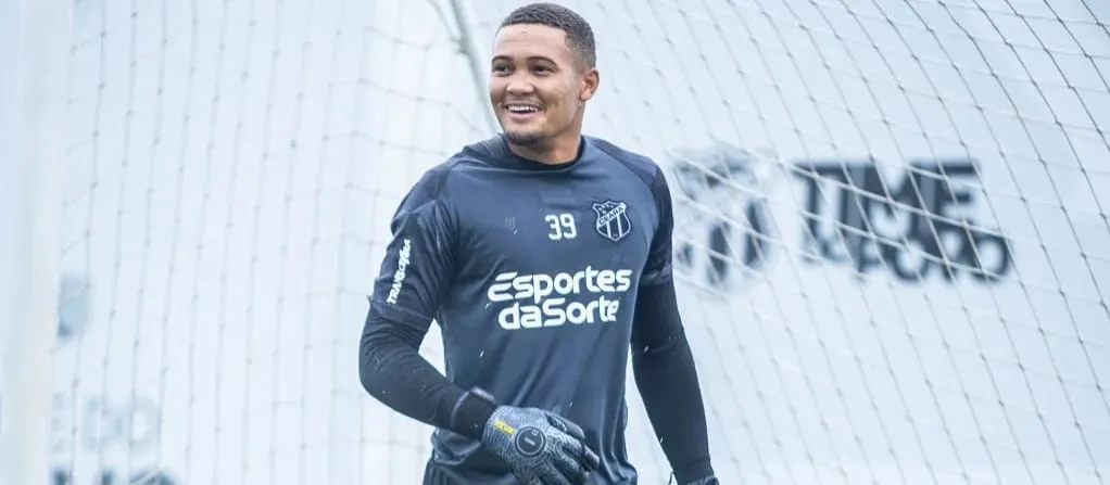 Gustavo Martins durante treino do Vozão (Foto: Felipe Santos-Ceará SC)