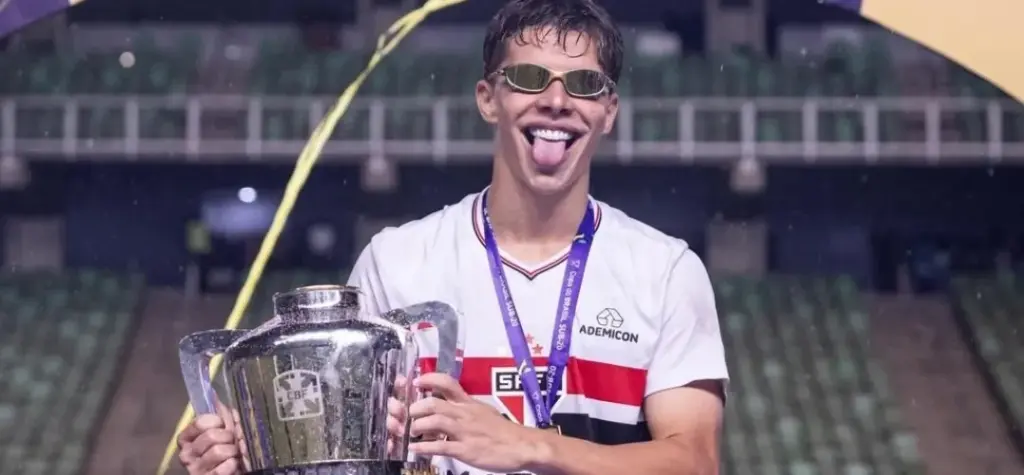 Destaque da base do São Paulo, Gustavo Santana não é aproveitado