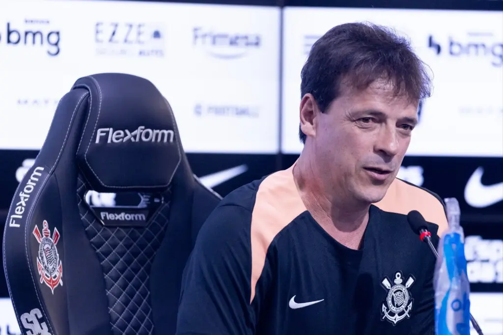 Diniz se realiza no Corinthians e torce para Memphis ficar