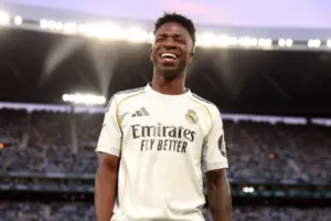 Vini Jr. faz no 100º jogo de Mbappé, mas Real cede 1 a 1 ao Bétis e se complica