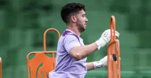 Caíque França revela fratura na mão antes de estreia pela Série C