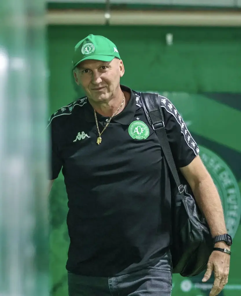 Chapecoense demite Dal Pozzo após goleada