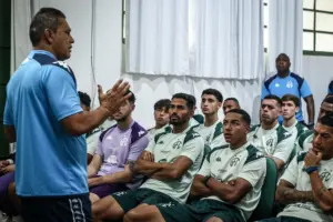 Com cargo ameaçado, Elio Sizenando terá prova de fogo contra o Santa Cruz