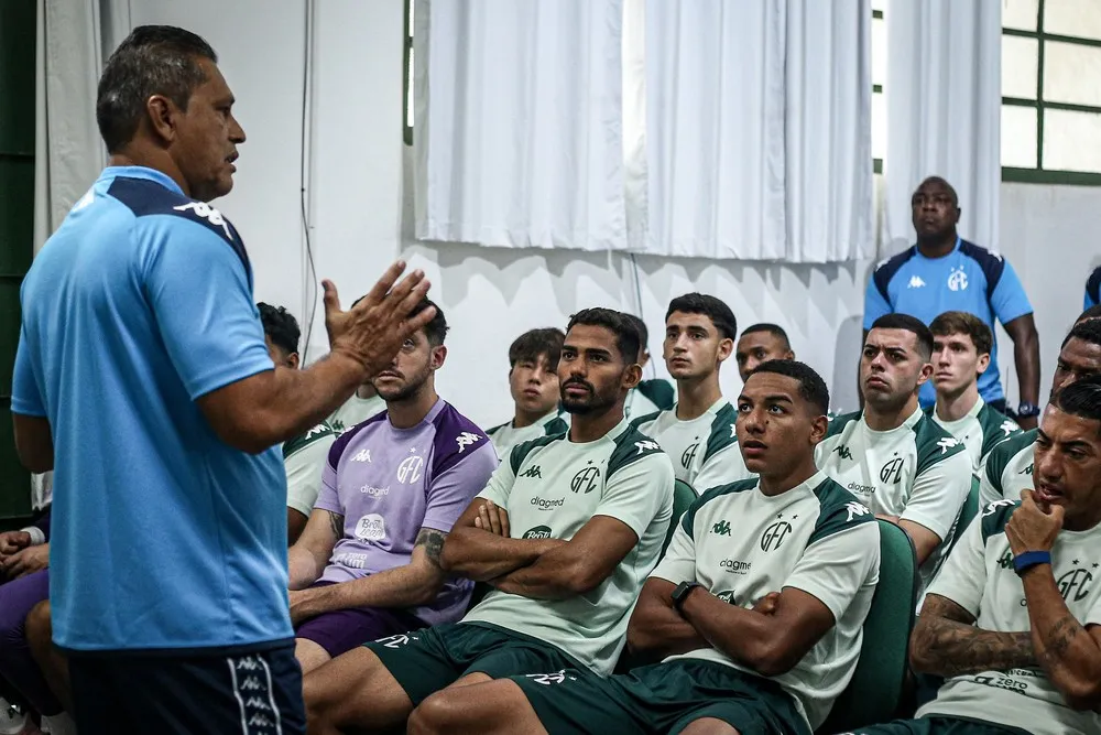 Com cargo ameaçado, Elio Sizenando terá prova de fogo contra o Santa Cruz