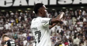 Botafogo recebe cobrança do Lyon por dívida de Jeffinho