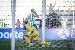 Juventude 2 x 0 Goiás - Expulsões e gol contra facilitam vida do time gaúcho