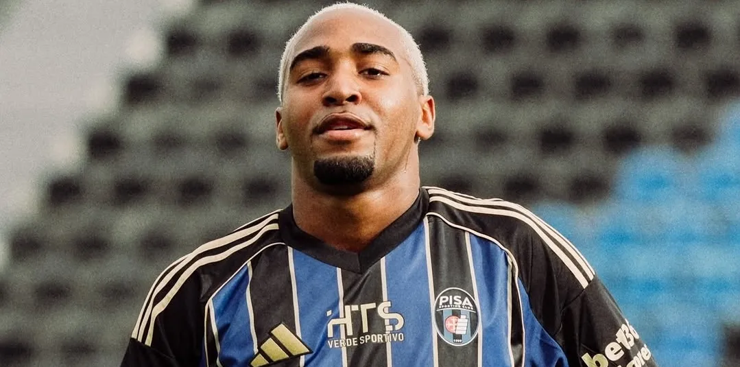 Lorran em ação no futebol italiano (Foto: Divulgação-Pisa)