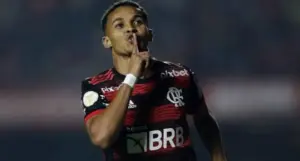 Flamengo cobra Almería por dívida milionária de Lázaro