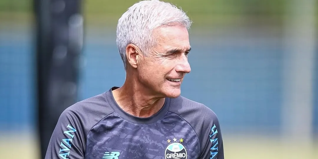 Luís Castro durante treino (Foto: Lucas Uebel-Grêmio FBPA)