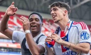 Lyon vence Auxerre e assume 3º lugar no Francês