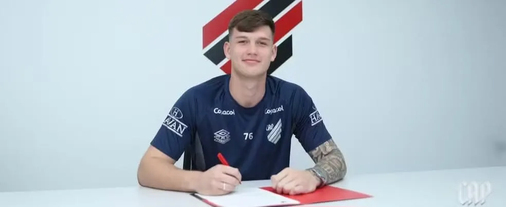 Maksym Voronov renova com o Athletico-PR (Foto: Yan Guimarães-CAP)