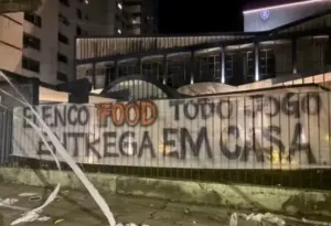Torcida do Remo protesta na sede do clube: 