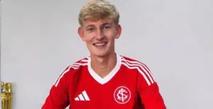 Ramon, joia do Internacional-RS, celebra contrato profissional aos 17 anos