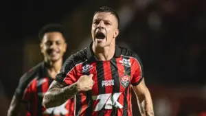 Vitória liga sinal de alerta após Renato Kayzer sentir lesão na coxa