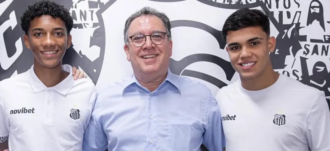 Robinho Jr, à esquerda, o presidente Marcelo Teixeira, ao centro, e Gustavo Henrique, à direita (Foto: Raul Baretta-Santos FC)