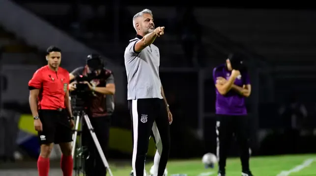 Rodrigo Santana blinda elenco da ponte apos vaias