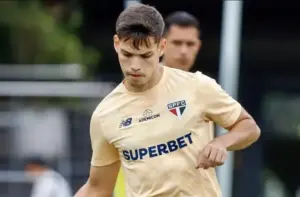 Titular não treina e deve desfalcar o São Paulo contra o Juventude pela Copa do Brasil