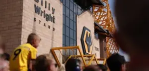 Inglês: Wolverhampton é rebaixado após empate entre Crystal Palace e West Ham