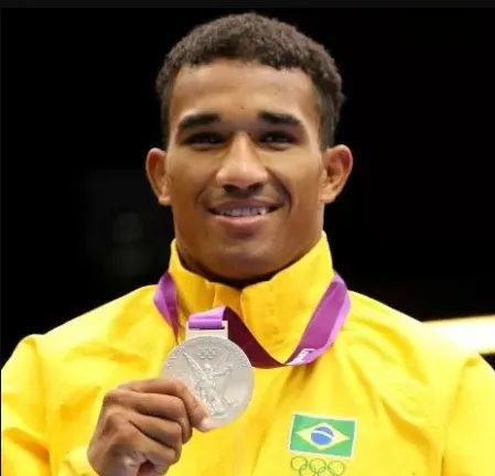 Esquiva vende medalha de prata