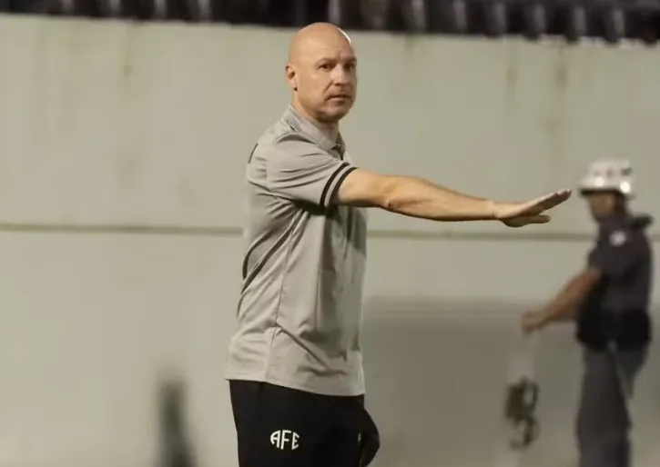 Rogério Corrêa, técnico da Ferroviária