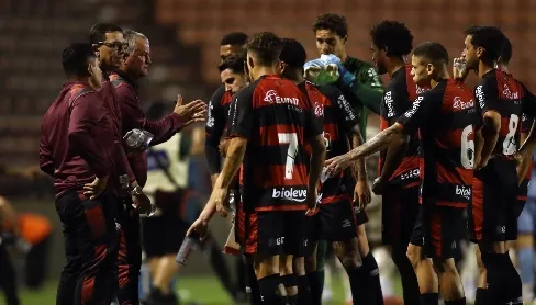 ituano Mazola Júnior conversa com jogadores na beira do gramado