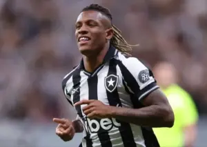 Botafogo não garante permanência de Danilo, que vive expectativa por vaga na Copa