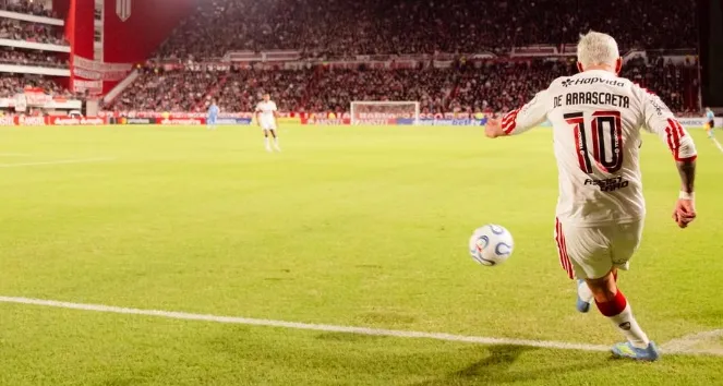 Arrascaeta em ação pelo Flamengo na Argentina