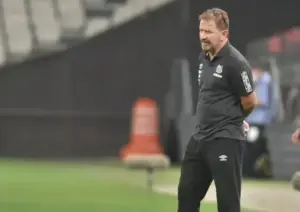 'Se cair um raio, cai no gol do Santos', diz o auxiliar Cuquinha