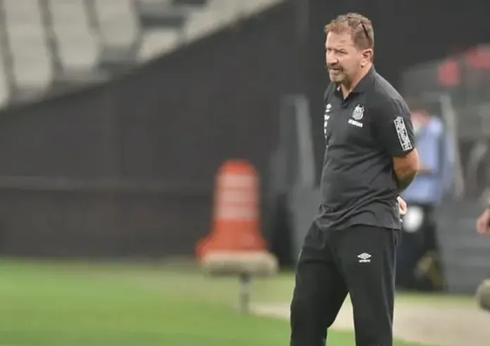 'Se cair um raio, cai no gol do Santos', diz o auxiliar Cuquinha